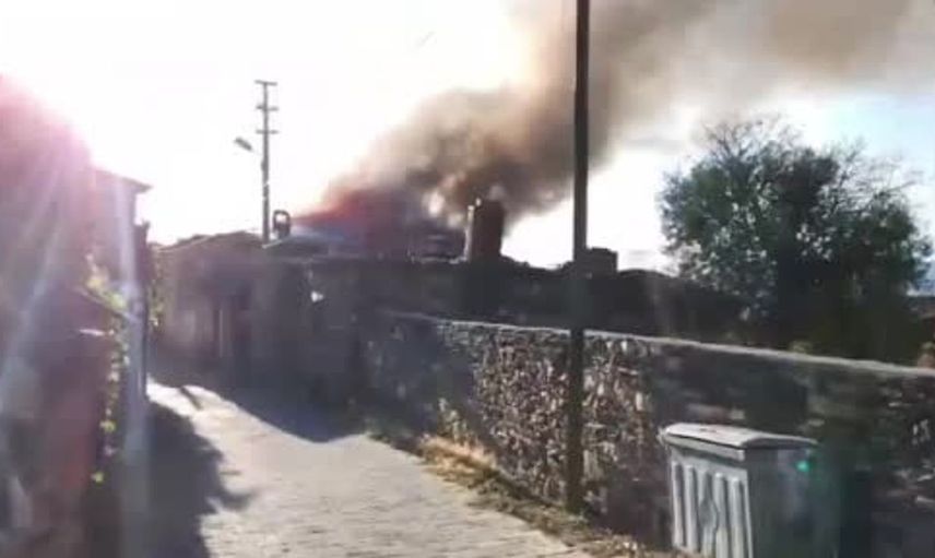 Salihli’de tarihi köyde çıkan yangında bir ev kullanılamaz hale geldi