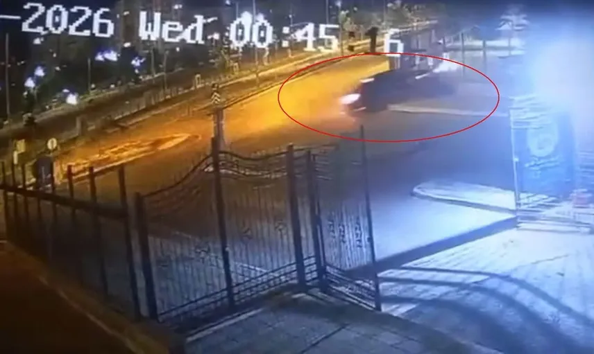 Kayseri'de otomobilin 1 metrelik duvarı aşarak bahçeye girmesi güvenlik kamerasında