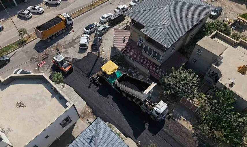 Kahramanmaraş'ta 26 noktada sıcak asfalt seferberliği devam ediyor