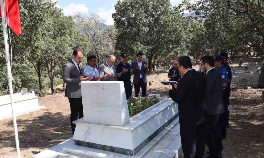 Karacasu'da şehit mutlu akar mezarı başında düzenlenen anma töreni