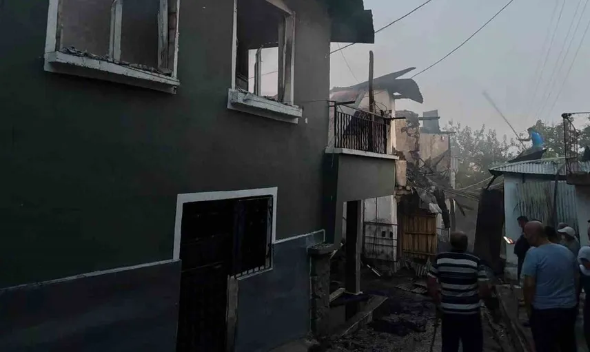 Kemaliye'de çıkan yangında 8 evde hasar: Ekipler hızlıca müdahale etti