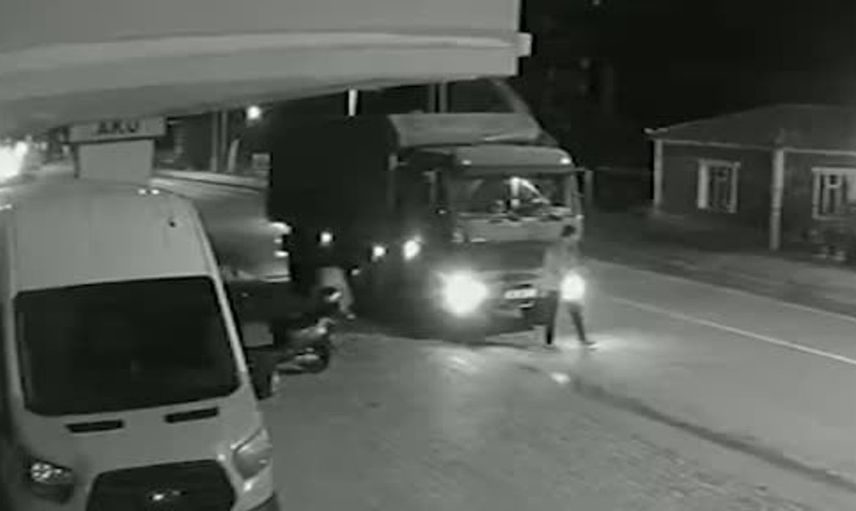 Aksaray'da yolda kalan kamyona otomobil çarptı: Sürücü yaralı