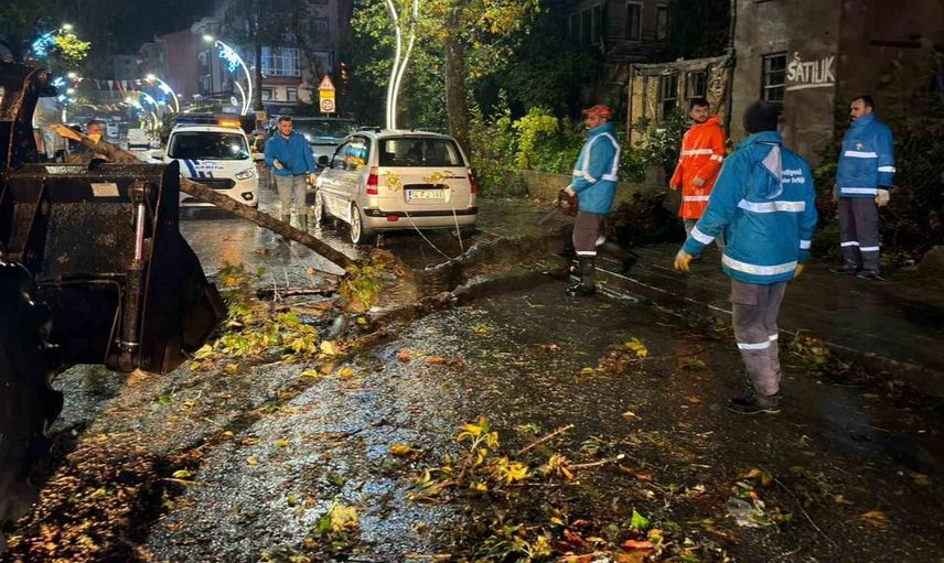 Şile'de sağanak yağışla mücadelede belediye ekipleri gece boyunca sahadaydı