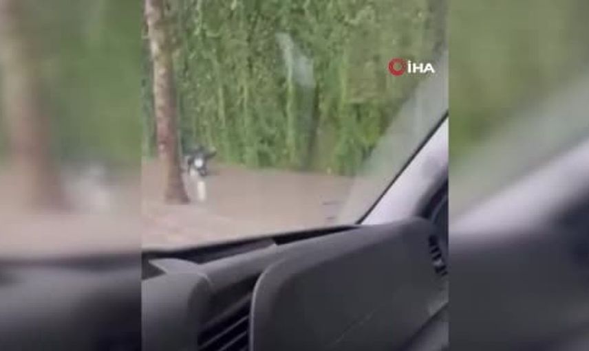 İstanbul'da motosikletli yağmurda zor anlar yaşadı