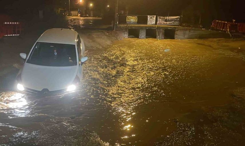 Muğla'da yağışlar yolları altüst etti: Bir araç çukura düşerek mahsur kaldı