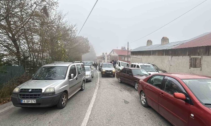 Bolu’da tavuk yüklü kamyon devrildi, yaralılar hastaneye kaldırıldı