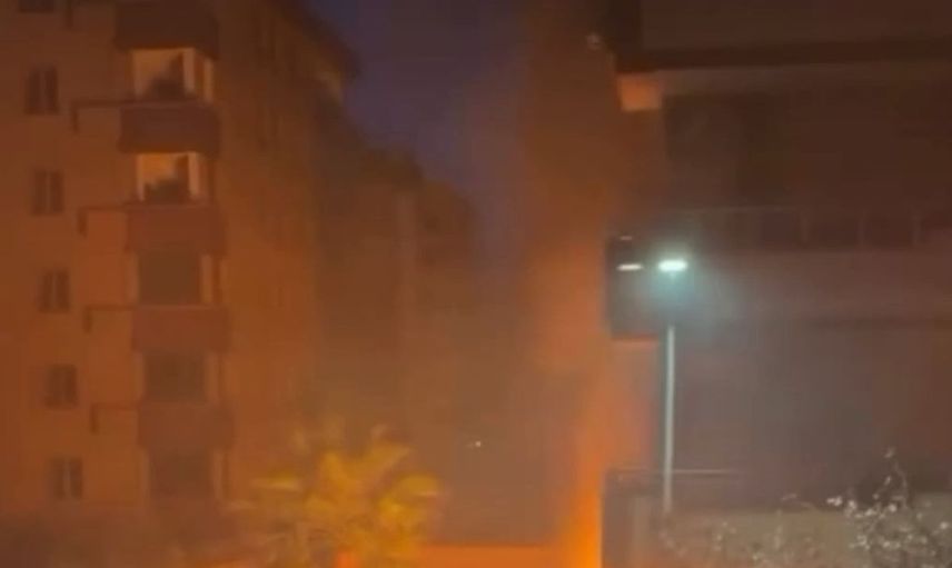 Park halindeki elektrikli otomobil alev alev yandı: Gaziantep'te yangın paniği