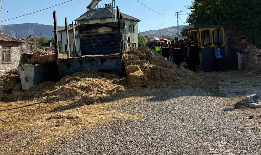 Bozkır'da saman yüklü kamyonda çıkan yangın kısa sürede kontrol altına alındı