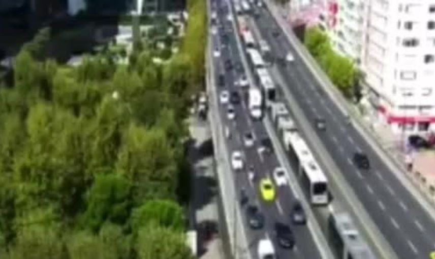 Mecidiyeköy'de metrobüs arızası yolcuları etkiledi