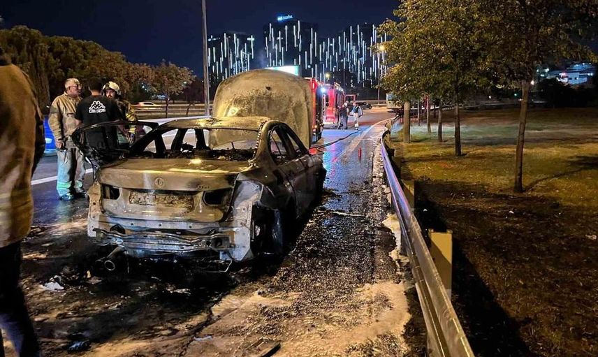 Bakırköy'de otomobilde yangın paniği: araç kullanılamaz hale geldi