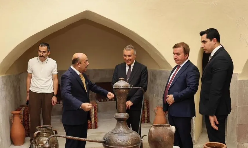 Erzincan Valisi Aydoğdu, Kemah'ta esnafla bir araya gelerek ilçe çalışmalarını inceledi