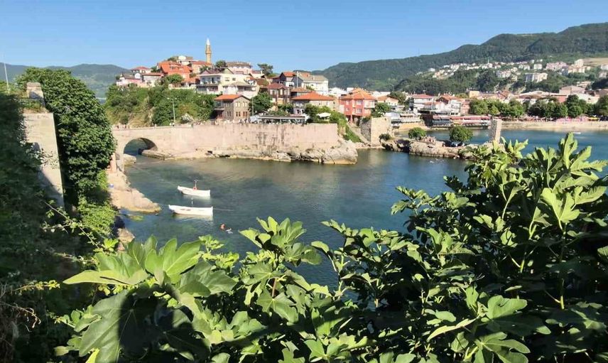 Amasra son üç günde nüfusunun 16 katı ziyaretçi ağırladı
