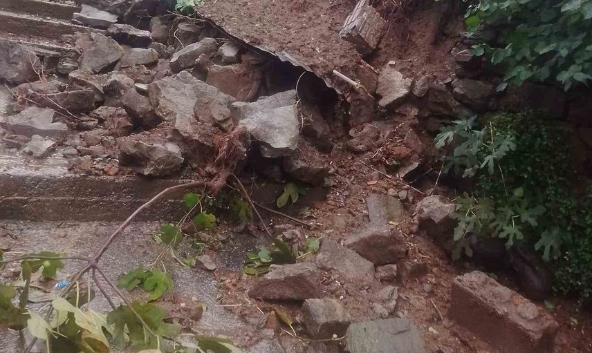 Karadeniz Ereğli'de aşırı yağışlar nedeniyle duvar çökmesi: Sakin Dere Sokak'ta zorluklar yaşanıyor