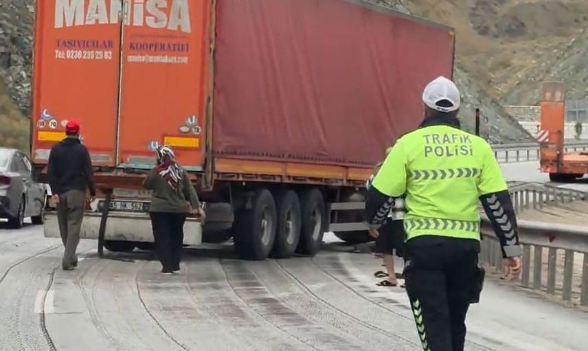 Sakaltutan mevkisinde tır bariyere çarparak durdu
