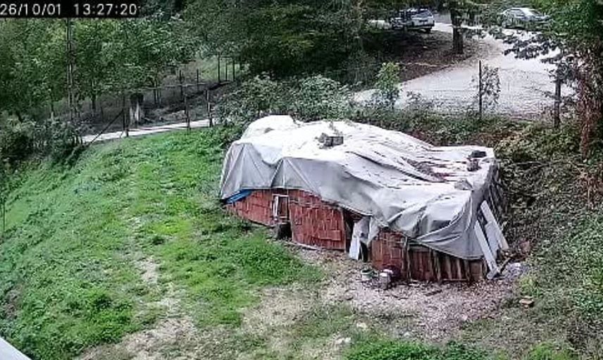 Yenice'de kamyonet kazası: Park halindeki otomobili geçip bahçeye uçtu