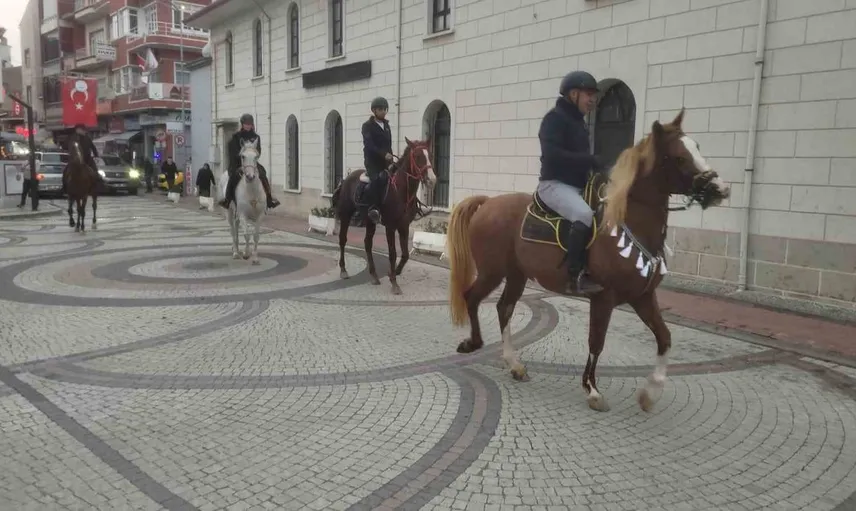 Cumhuriyet coşkusunu atlı yürüyüşle yaşattılar