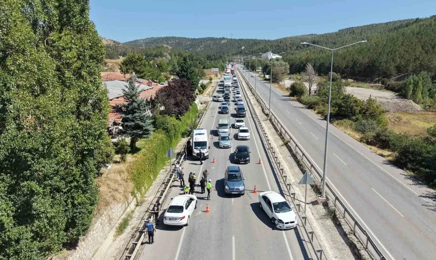 Çorum'da 3 araçla zincirleme kaza: 5 kişi yaralandı