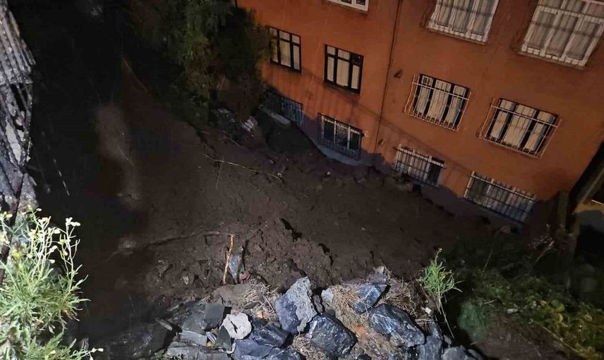 Eyüpsultan'da yağmur sonrası yaşanan toprak kayması, 25 kişi tedbiren tahliye edildi