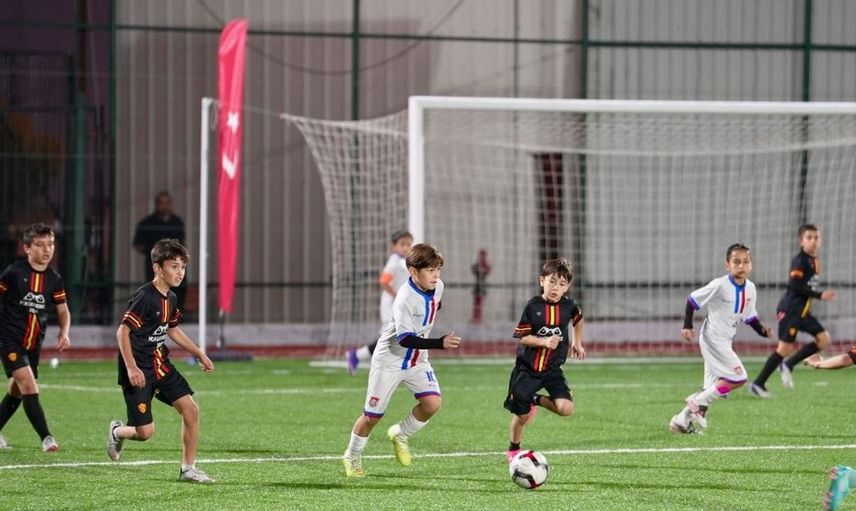Denizli'de geleceğin spor yıldızları cumhuriyet için futbol oynadı