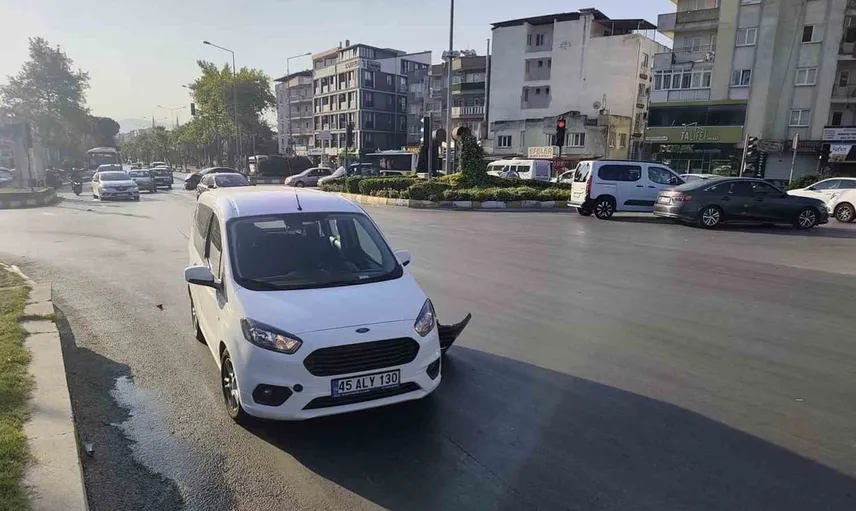 Aydın'daki trafik kazasında baba ve oğlu yaralandı
