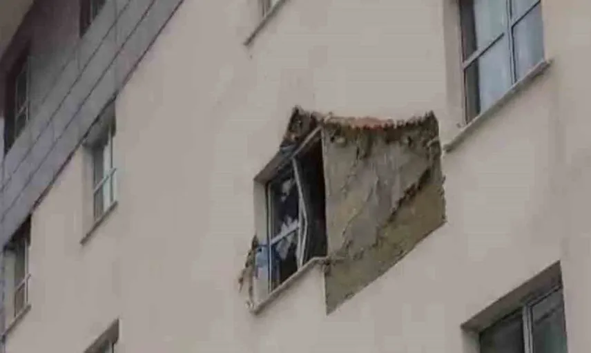 Van'da şiddetli rüzgar, birçok çatıyı ve ağaçı devirdi