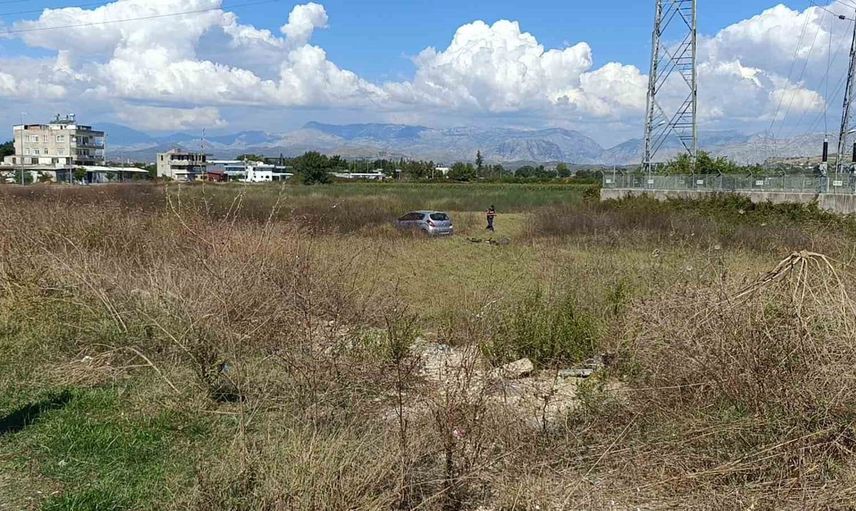 Kaza sırasında tarlaya uçan otomobilin sürücüsü sağ kurtuldu