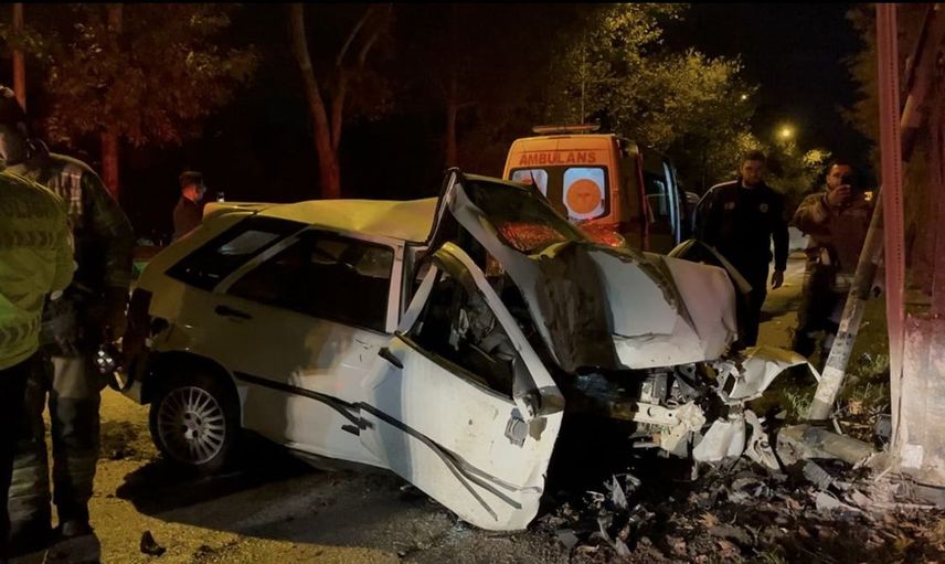 Bursa'da kontrolden çıkan otomobilin sürücüsü sıkıştı, itfaiye tarafından kurtarıldı