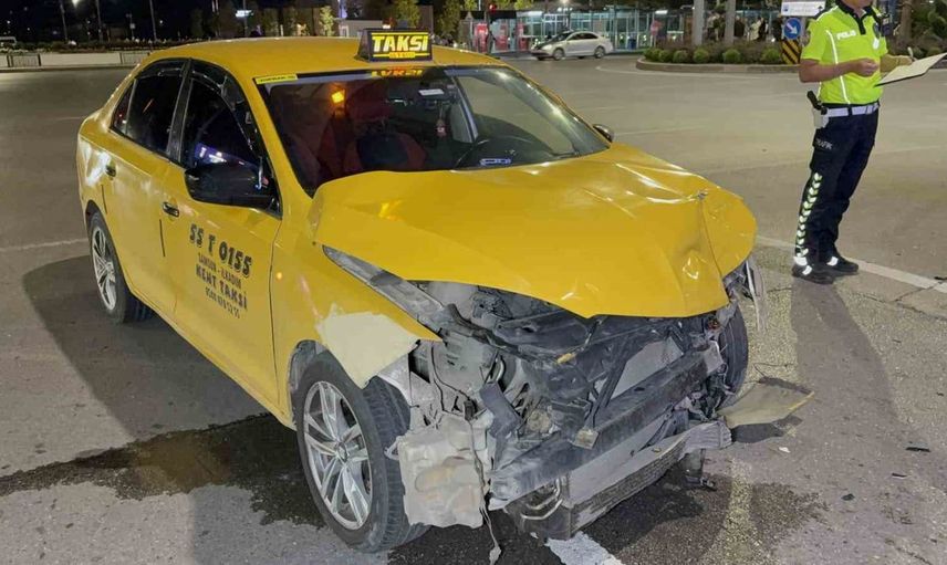 Samsun'da iki ticari taksi kavşakta çarpıştı: 2 yaralı