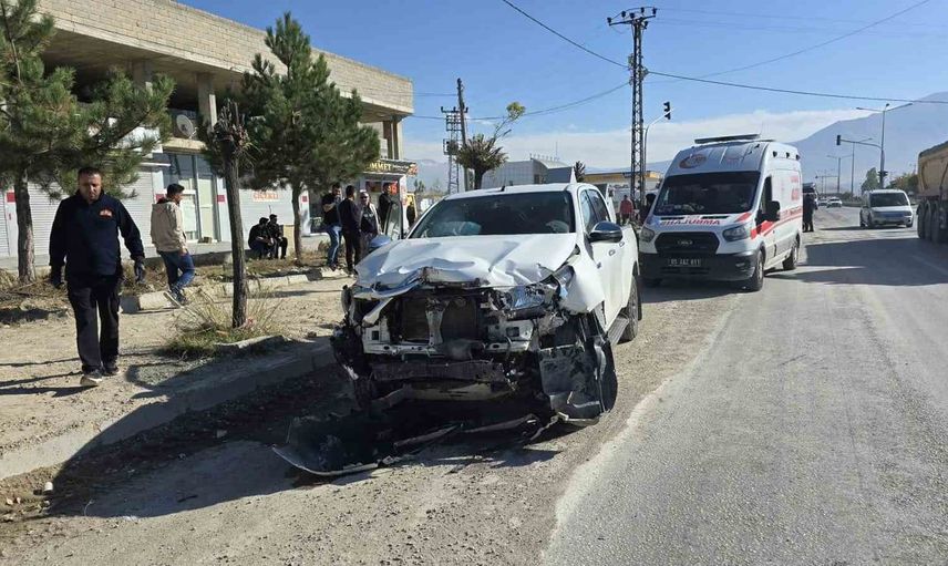 Van'da trafik kazası: otomobil ve kamyonet çarpıştı, 5 kişi yaralandı