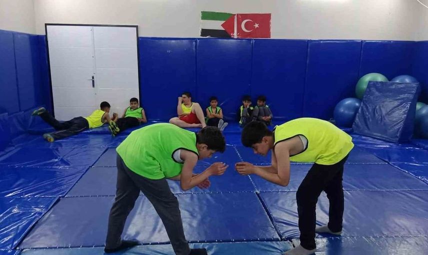 Hasköy'de genç güreşçilerin heyecan dolu antrenmanları sürüyor