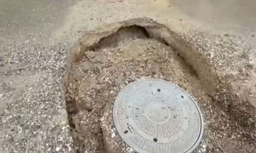 Adana'da yağış sonrası belediye otobüsü çukura düştü