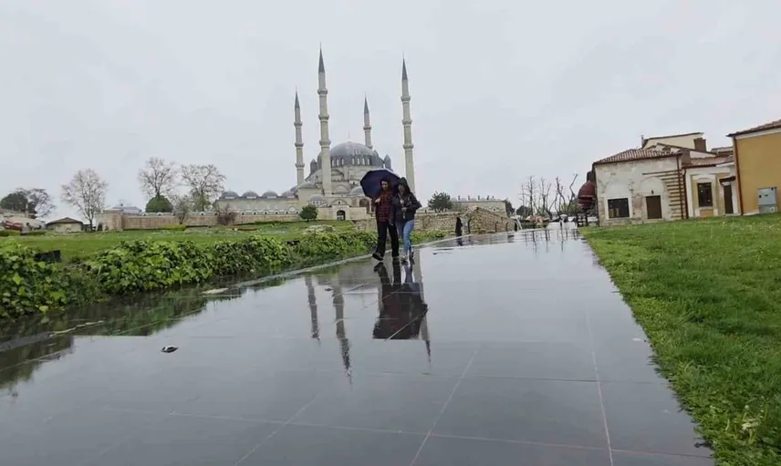 Edirne'de hava sıcaklığı 33 dereceden 17'ye düştü