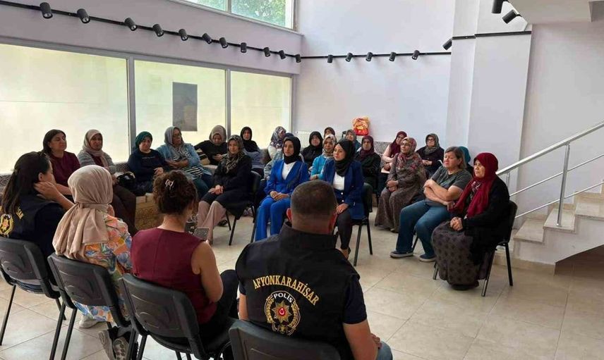 Afyonkarahisar'da kadın kursiyerlere KADES ve ŞÖNİM bilgilendirmesi