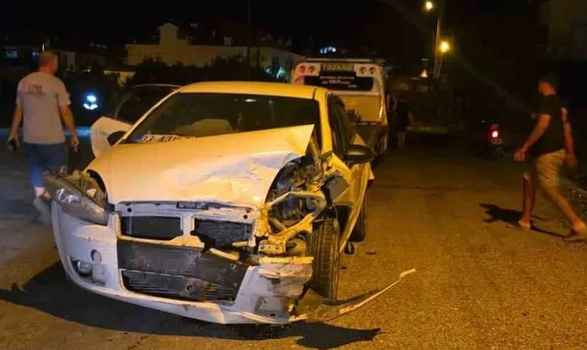 Ortaca'da üç aracın karıştığı trafik kazası maddi hasara yol açtı