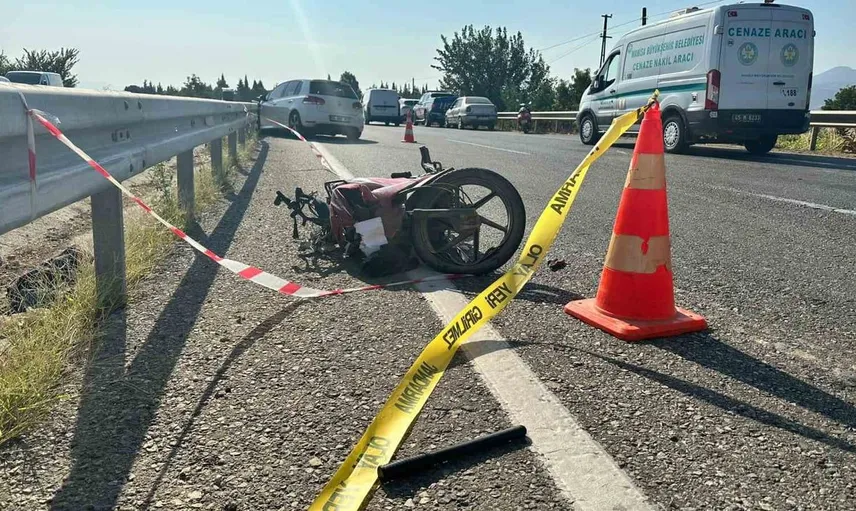 Alaşehir'de motosiklet kazasında bir kişi hayatını kaybetti, 3 kişi yaralandı
