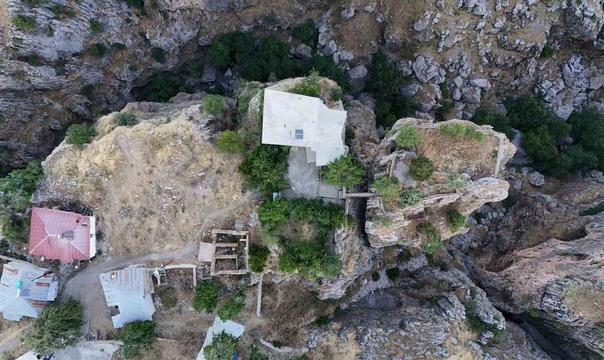 Diyarbakır'ın kayalıklarındaki dikkat çekici ev: Uçurum kenarında köprü ile ulaşılıyor