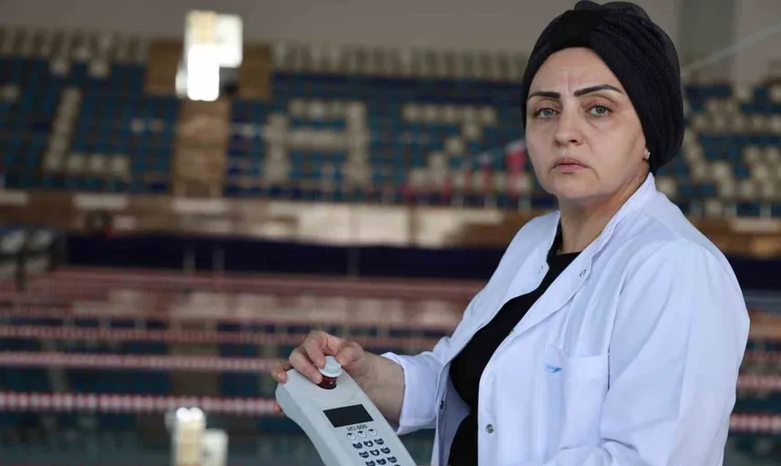 Elazığ'daki tek kimyager Derya Çambay, yüzme havuzlarını standartlarda tutuyor