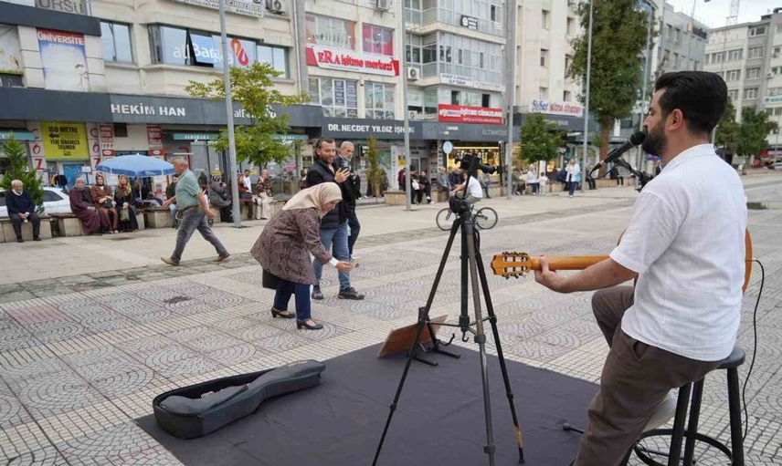 Cumhuriyet Meydanı'na melodilerle hayat veren sokak sanatçısı