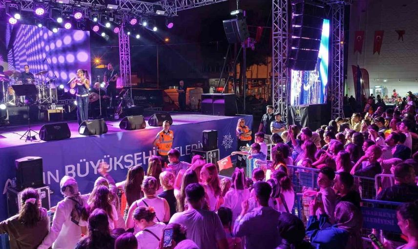 Buharkent'te kurtuluş coşkusu: Konserde binler bir araya geldi