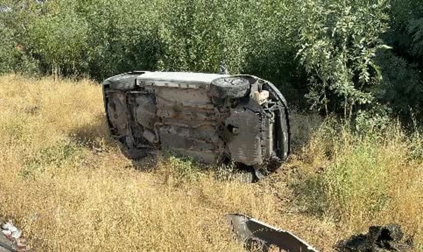 Diyarbakır'da virajda kontrolden çıkan otomobil devrildi