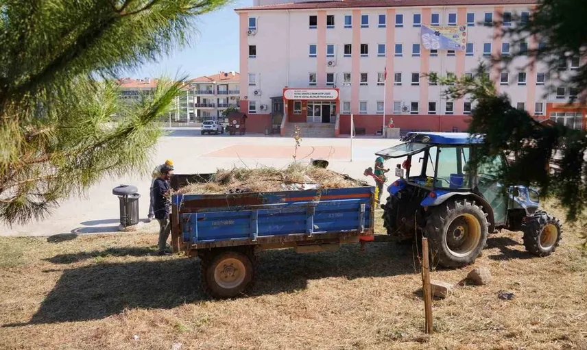 Ayvalık'ta okullar açılmadan kapsamlı temizlik çalışmaları başladı