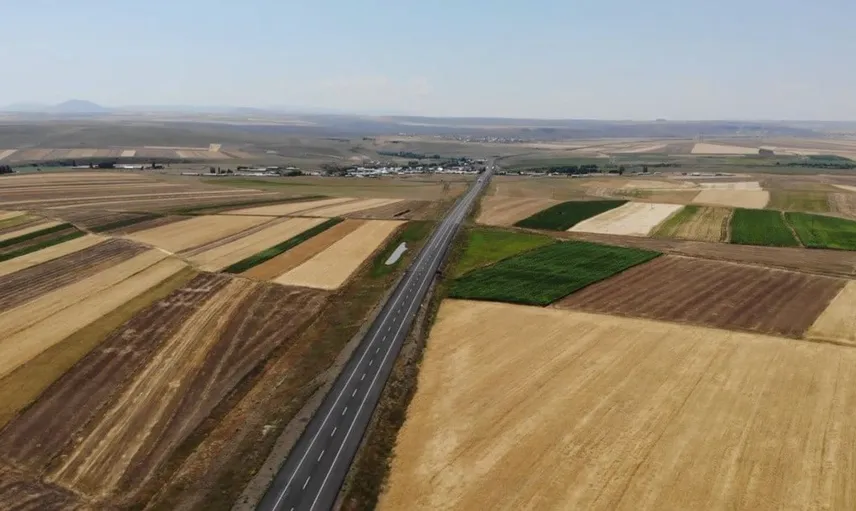 Kars’ın tarım arazileri havadan bakıldığında rengarenk bir tabloya dönüştü