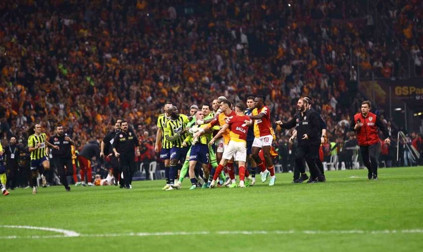Galatasaray-Fenerbahçe derbisi sonrası kargaşa: Futbolcular arasında kavga çıktı