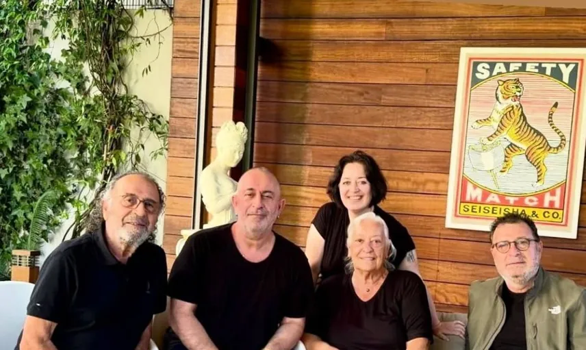 Cem Yılmaz sağlığına kavuştu: Ailesiyle ilk fotoğrafını paylaştı