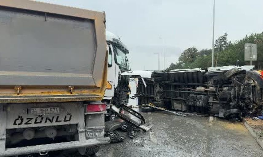 Arnavutköy’de devrilen kamyona hafriyat kamyonu çarptı, iki sürücü yaralandı