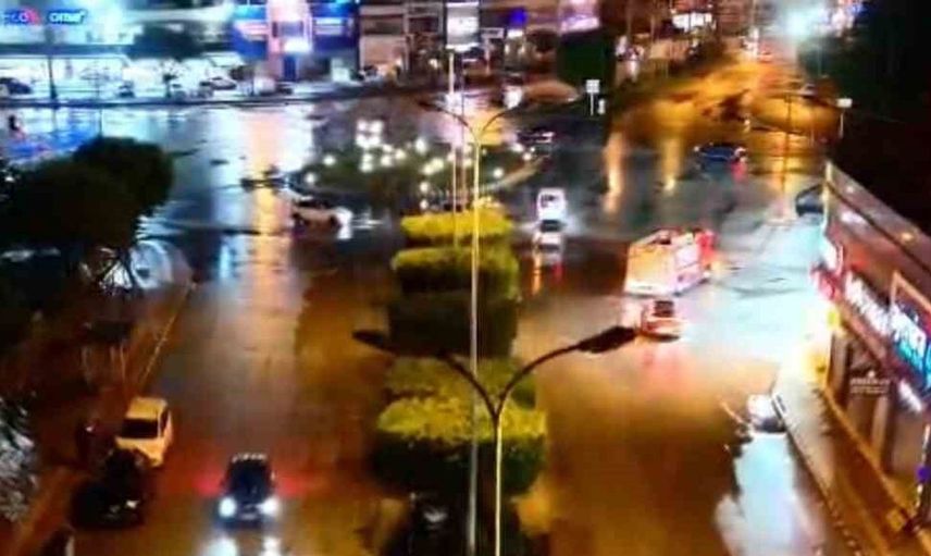 İskenderun'da yağış sonrası su birikintilerine hızlı çözüm