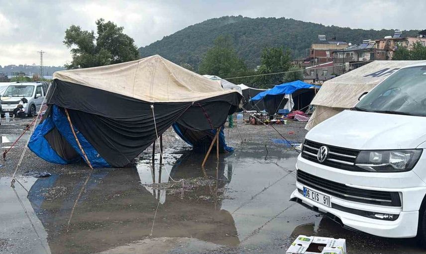 Alaplı'da sağanak yağış tarım işçilerini mağdur etti