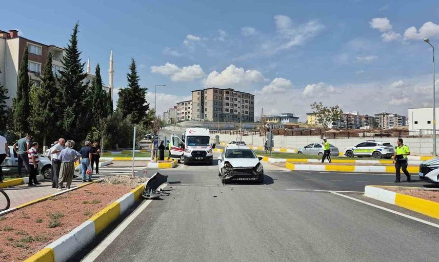 Adıyaman'da trafik kazası: İki otomobil çarpıştı, üç yaralı