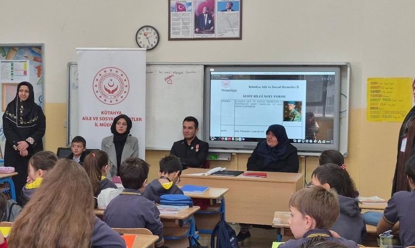 Kütahya'da öğrenciler vatan ve kahramanlık temalı buluşmada gazilerle bir araya geldi