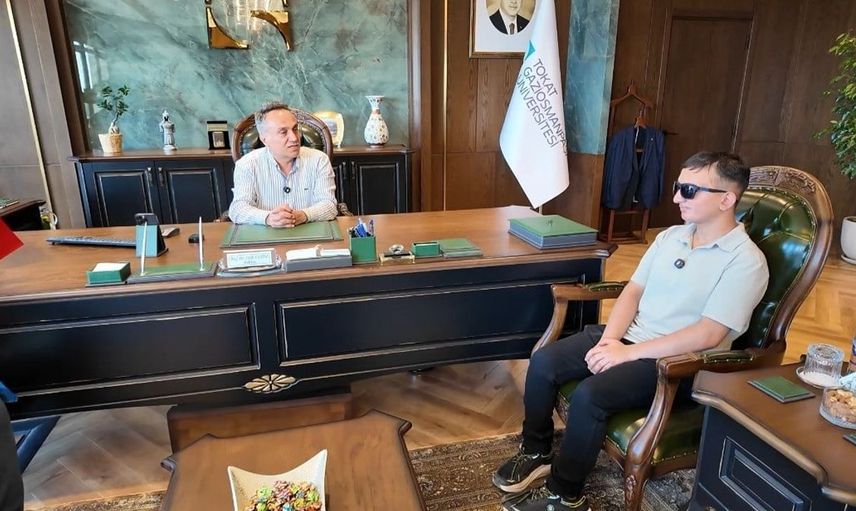 Görme engelli öğrenci Taha Gül'den üniversite rektörüne anlamlı ziyaret